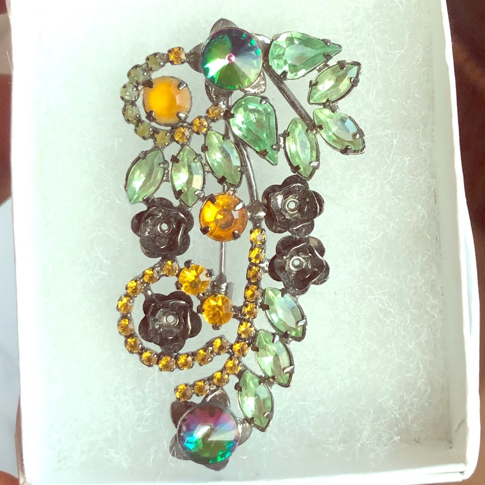 Fun and feminine brooch/pin